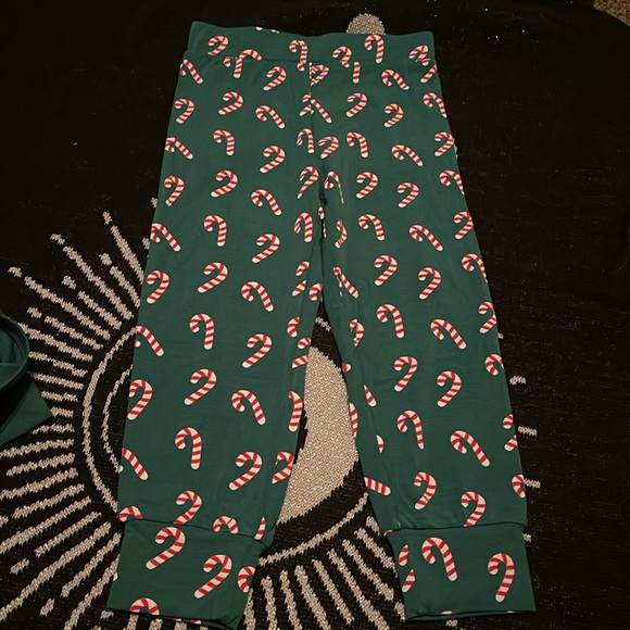 ELLE OLIVIA
Green Candy Cane bamboo Christmas Pajamas - Picture 5 of 5
